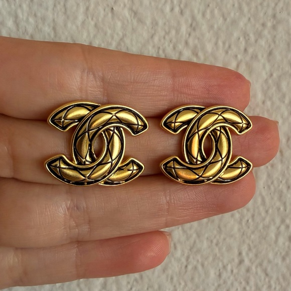 💛Vintage Chanel Gold Quilted CC Logo Statement Earrings✨ - Picture 3 of 13